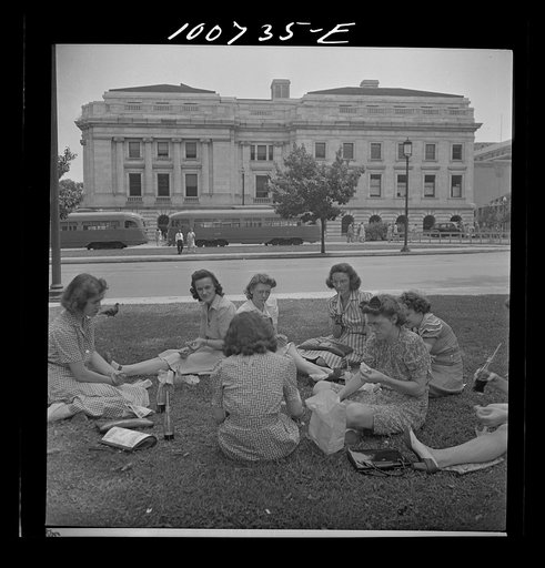Washington, D.C. Government workers lunch outside the U.S. Department of Agriculture in Washington Monument park