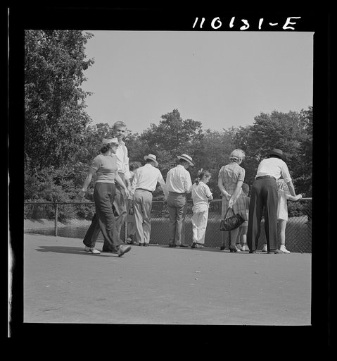 Detroit, Michigan. Spectators at zoological park