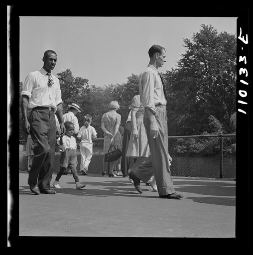 Detroit, Michigan. Spectators at zoological park