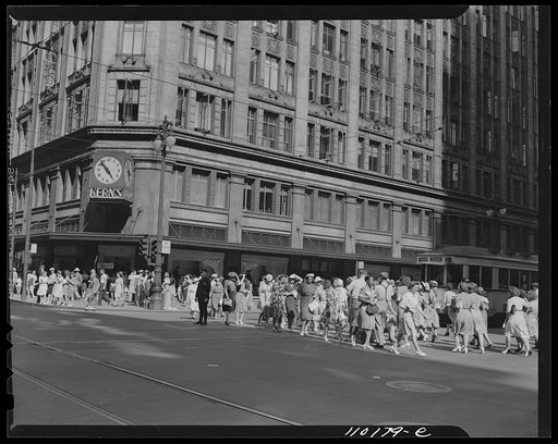 Detroit, Michigan. Five o'clock crowds in the front of Kern's department store