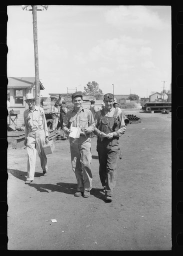 Decatur, Alabama. Ingalls Shipbuilding Company. War bonds come in the pay envelopes of the workers