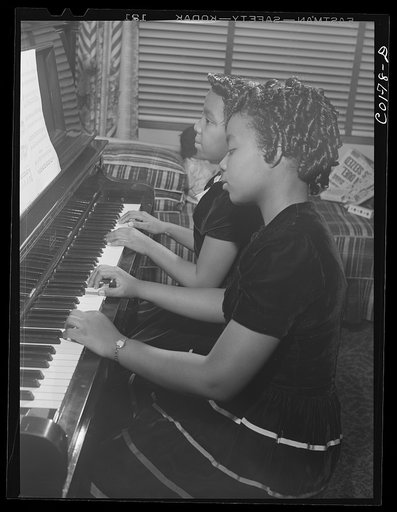 Jelna and her sister Grace both play the piano. Jelna also plays the clarinet in the school band. Ida B. Wells Housing Project, Chicago, Illinois