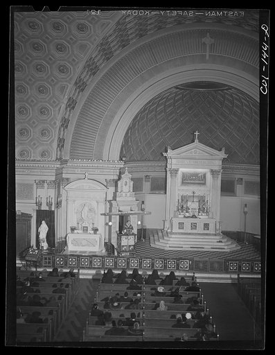 Sunday Mass at the Corpus Christi Catholic church. The pastor, Father Refinus, is white, but ninety-eight percent of the population is colored. The total church membership is over 2,000. Chicagi, Illinois
