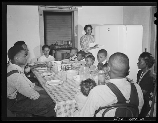 Zebulon, North Carolina. Feggen Jones and family at dinner
