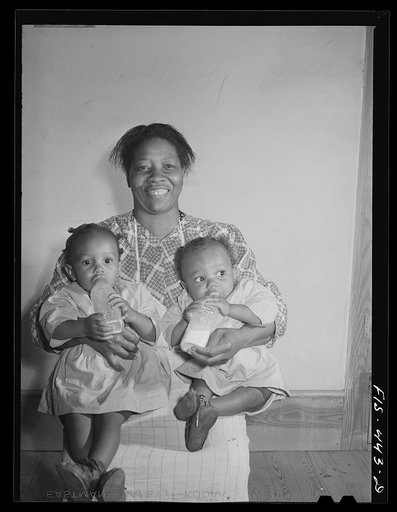 Zebulon, North Carolina. Mrs. Jones and children