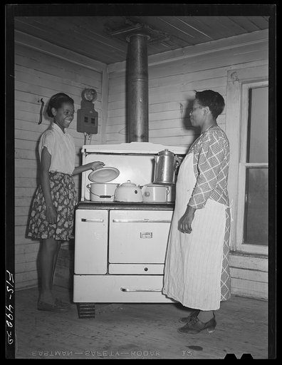 Zebulon, North Carolina. Mrs. Jones in the kitchen