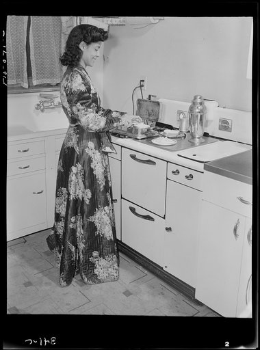 Washington, D.C. Jewal Mazique [i.e. Jewel], worker at the Library of Congress, getting a late snack