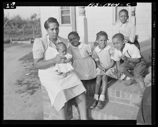Newport News, Virginia. Negro shipyard worker's family