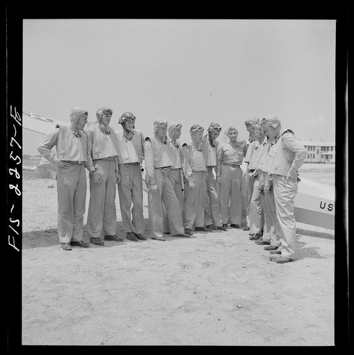 Parris Island, South Carolina. U.S. Marine Corps glider detachment training camp. Trainees and instructor