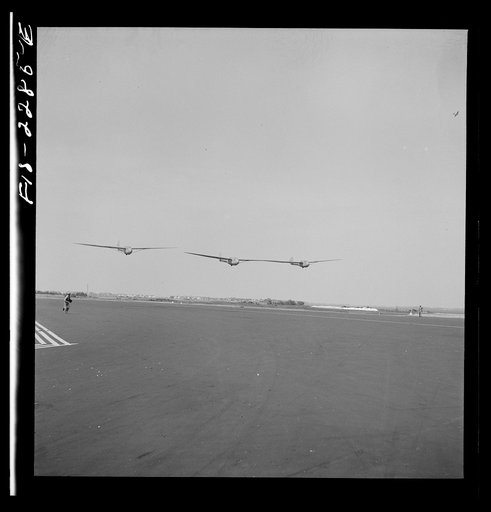 Parris Island, South Carolina. U.S. Marine Corps glider detachment training camp. Glider planes in flight