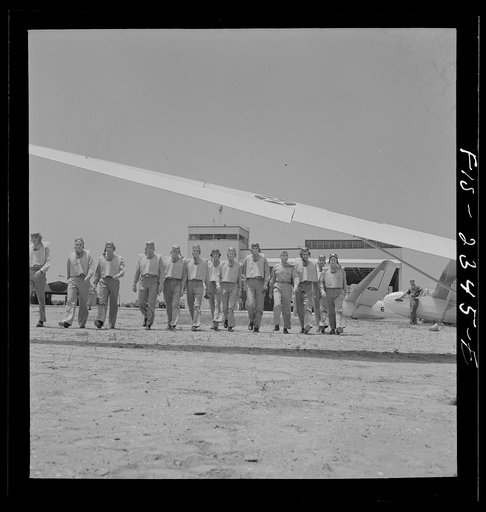 Parris Island, South Carolina. U.S. Marine Corps glider detachment training camp. Trainees and instructor
