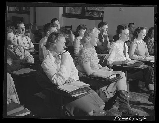 A class in freshman English at Iowa State College. Ames, Iowa