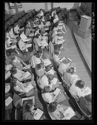 A freshman class in elementary zoology at Iowa State College. Ames, Iowa