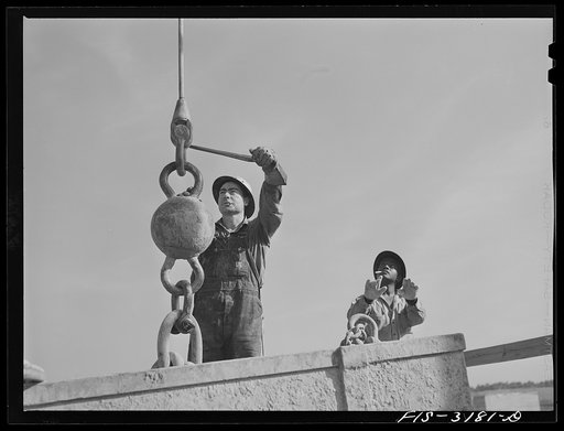 Fort Loudon [i.e., Loudoun] Dam, Tennessee. Tennessee Valley Authority (TVA). Rigger and signalman