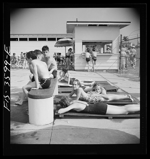 Greenbelt, Maryland. Sun bathers at the swimming pool