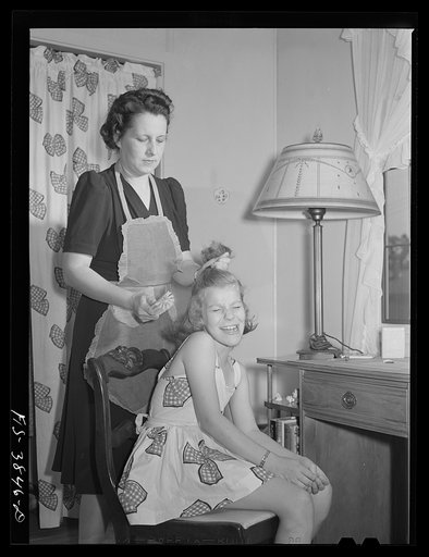 Sheffield, Alabama (Tennessee Valley Authority (TVA)). Mrs. Hall combs daughter Peggy's hair. They live on a defense housing project