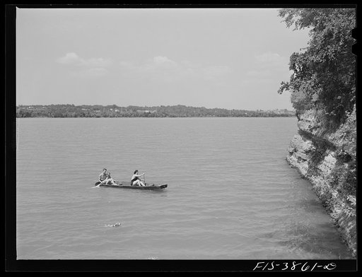Sheffield, Alabama (Tennessee Valley Authority (TVA)). The Halls often go boating o the Tennessee River