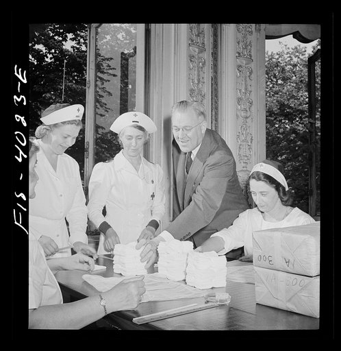 Washington D.C. Mr. Lund, who is the head of the District Red Cross, dropped in at the District chapter house where a Norwegian unit of the Red Cross was wrapping bandages