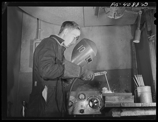 Knoxville, Tennessee (Tennessee Valley Authority (TVA)). Welder, training for war production. Stair Vocational High School
