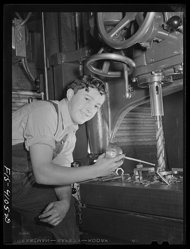 Knoxville, Tennessee (Tennessee Valley Authority (TVA)). Training for war work at Stair Vocational High School