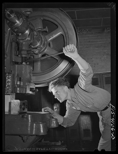 Knoxville, Tennessee (Tennessee Valley Authority (TVA)). Training for war work at Stair Vocational High School