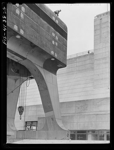 Cherokee Dam, Tennessee (Tennessee Valley Authority (TVA)). Riveter atop 250 ton crane