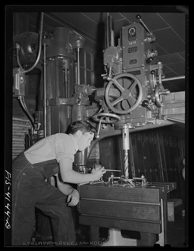 Knoxville, Tennessee (Tennessee Valley Authority (TVA)). Training for war work at Stair Vocational High School