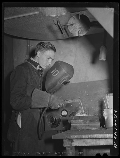 Knoxville, Tennessee (Tennessee Valley Authority (TVA)). Welder who is training for war work at Stair Vocational High School