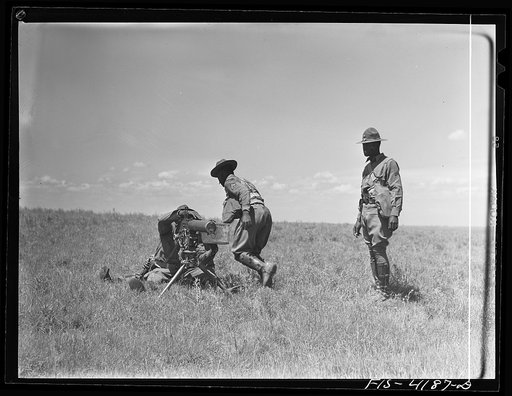 Fort Riley, Kansas. Setting up a thirty caliber water-cooled machine gun during a field problem of the cavalry