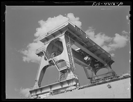 Wheeler Dam, Alabama (Tennessee Valley Authority (TVA)). Gantry crane