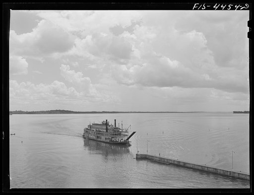 Wheeler Dam, Alabama (Tennessee Valley Authority (TVA)). Excursion steamer approaching lock