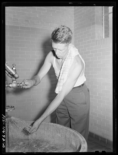 Sheffield, Alabama (Tennessee Valley Authority (TVA)). Kenneth Hall washes up after work in aluminum plant
