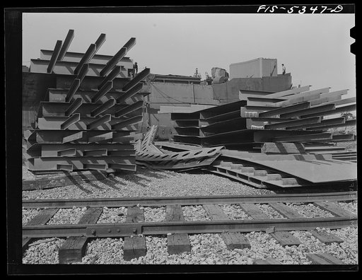 Decatur, Alabama. Ingalls Shipbuilding Company. Prefabricated section from Birmingham awaiting to be assembled