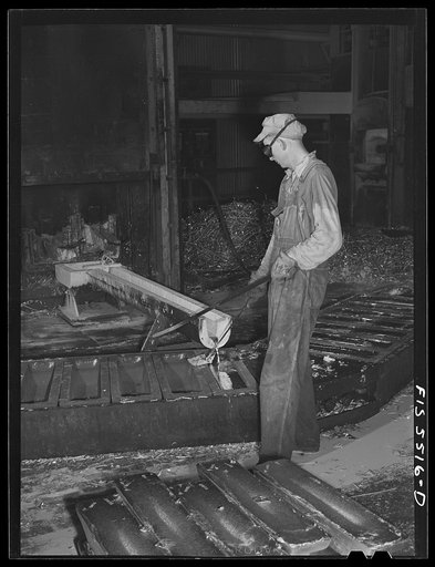 Sheffield, Alabama. Reynolds Alloys Company. Pouring aluminum pigs made from remelted shavings and scrap