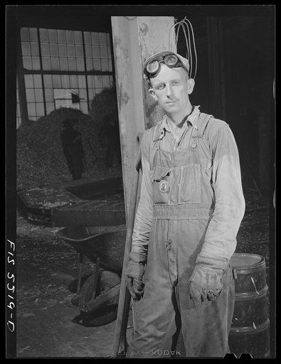 Sheffield, Alabama. Reynolds Alloys Company. Workman employed in one of the dross houses