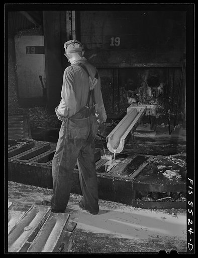 Sheffield, Alabama. Reynolds Alloys Company. Workman employed in one of the dross houses