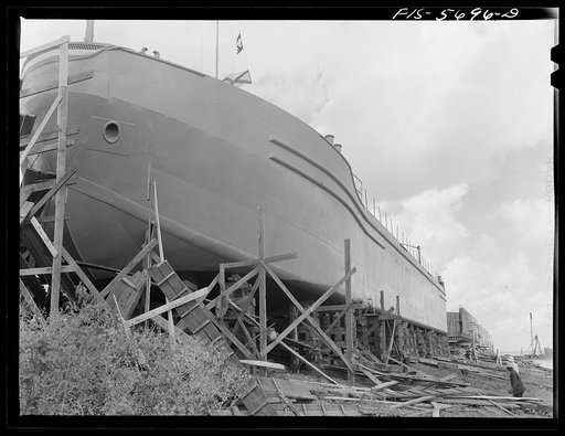 Ingalls Shipbuilding Company, Decatur, Alabama. Removing the scaffolding before launching an Army barge