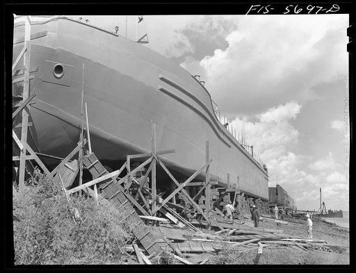 Ingalls Shipbuilding Company, Decatur, Alabama. Removing the scaffolding before launching an Army barge