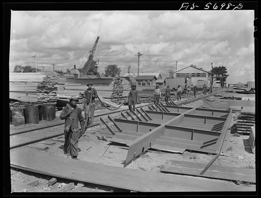 Ingalls Shipbuilding Company, Decatur, Alabama. Bringing up a hawser to use in launching an Army barge