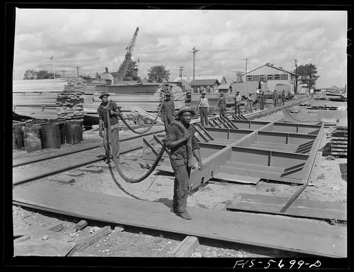 Ingalls Shipbuilding Company, Decatur, Alabama. Bringing up a hawser to use in launching an Army barge