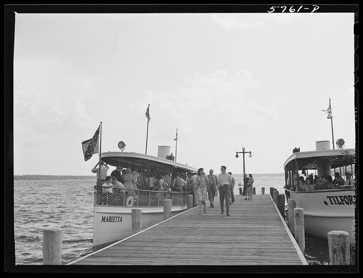 Lake Geneva, Wisconsin. Sightseers and excursion boats