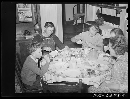 Vernon County, Wisconsin. Saugstad family at dinner. Left to right; Teddy. aged ten; Alton Lee, hired man; Robert, aged sixteen, Mr. and Mrs. Saugstad