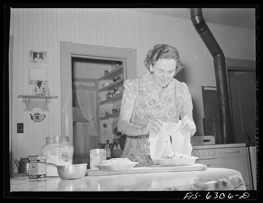Vernon County, Wisconsin. Mrs. Saugstad about to bake a pie in her electric oven