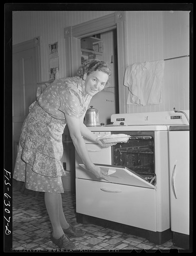 Vernon County, Wisconsin. Mrs. Saugstad about to bake a pie in her electric oven