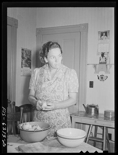 Vernon County, Wisconsin. Mrs. Saugstad peeling apples for a pie