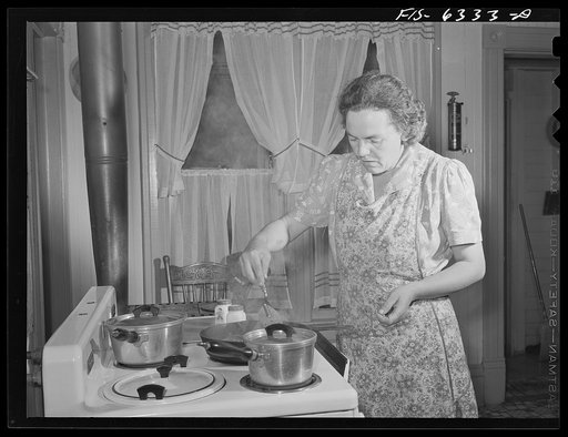 Vernon County, Wisconsin. Mrs. Saugstad cooking on an electric stove