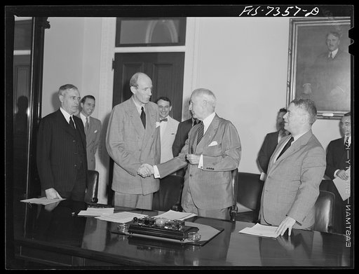 Washington, D.C. The Australian minister, Lord Halifax, and the New Zealand Minister signing a lend-lease agreement