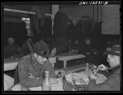 Chicago, Illinois. Railroad workmen having lunch in their shanty at the repair tracks at a Chicago and Northwestern Railroad yard
