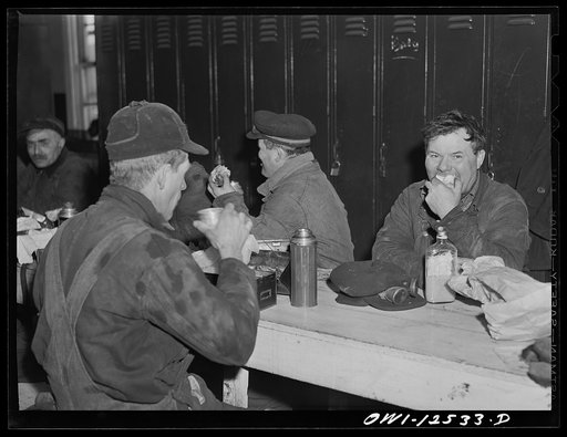 Chicago, Illinois. Chicago and Northwestern Railroad workmen having lunch in their shanty at the repair tracks