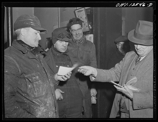 Chicago, Illinois. Foreman handing out paychecks on Saturday at a Chicago and Northwestern Railroad yard